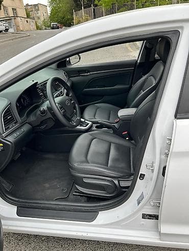 port baqaj: Hyundai Elantra: 1.6 l | 2018 il Sedan — 4