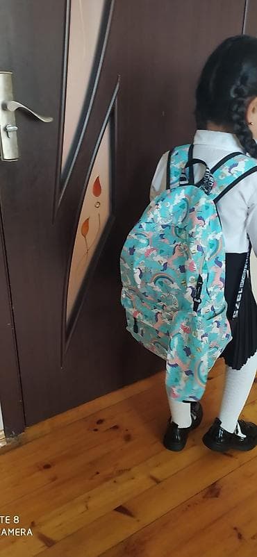 Uşaqlar üçün rəngarəng məktəb çantası - Dizayn: açıq mavi fon