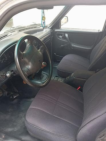 bmw 320 coupe: GAZ Volga 3110 sedan – gümüşü rəng. Xüsusiyyətlər: - Kuzov: 4 qapılı — 8