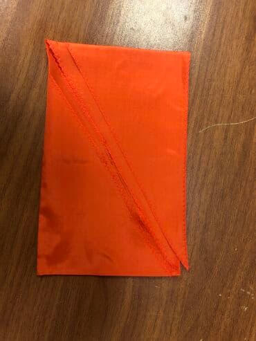 qizil onluq qiymeti: Pioner qalustuku nishani ve papaq desti 50 manat . Qalustuk 10 manat — 7