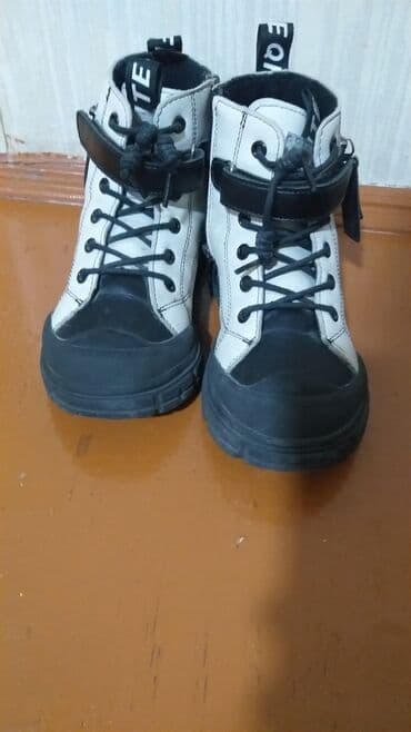 ayaggabı: Ağ və qaradı .qız uşaqlarının ayaqqabısıdı arxasında yazılan razmer — 4