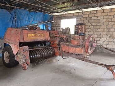 ceşqa fara: Mavi rəngli Belarus MTZ traktoru - Kabinli, geniş görünüşlü ön şüşə — 8