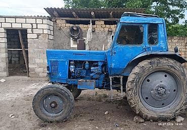 maşın radiatoru: Mavi rəngli MTZ 80 tipli traktor lafet və mala sürülən traktordu real — 3