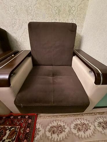 divan dəst: Bir divan iki kreslo .Yeni yasamalda. 8ci mərtəbədə — 4