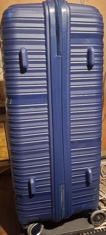 İdman oyunları: Sərt korpuslu, tünd mavi rəngdə səyahət çamadanı. Xüsusiyyətlər: - — 2