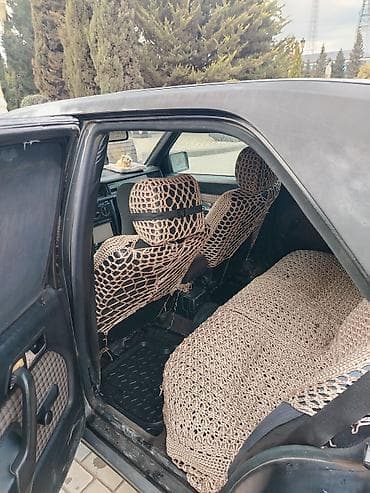 Mercedes-Benz 190 (W201) sedan - Kuzov: 4 qapı, qara rəng, klassik