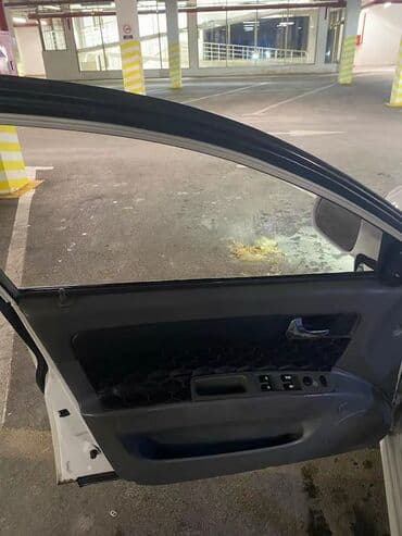 4 goz mercedes: Ağ rəngdə sedan avtomobil Xüsusiyyətlər: - Kuzov: 4 qapılı sedan, ağ — 10