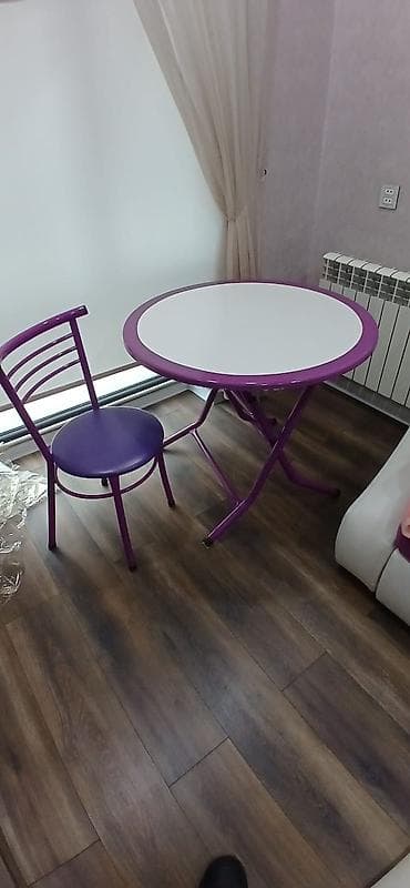 Bənövşəyi rəngli masa-stul dəsti - Tərkib: 1 ədəd dairəvi masa + 3