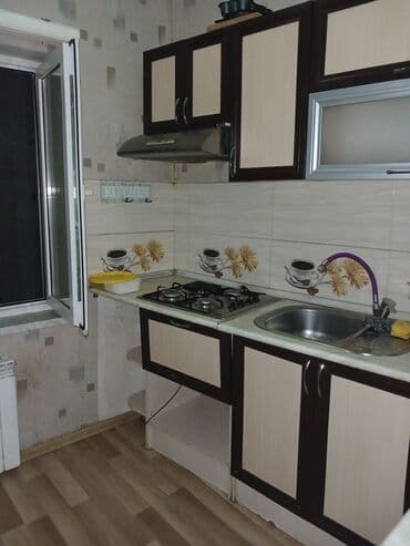 memar: Bakı, 3 otaqlı, Köhnə tikili, m. Memar Əcəmi, 100 kv. m — 3