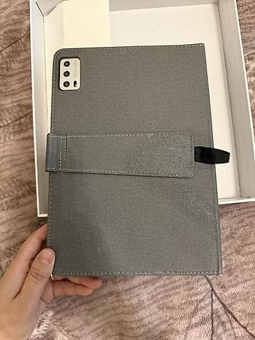 Samsung: Planşet boz rəngli qabığı ilə təqdim olunur, bu da ona zərif görünüş — 7