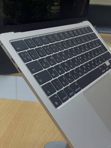 ucuz macbook pro: Apple MacBook (gümüş rəng) Xüsusiyyətlər və dizayn: - 13 düymlük — 2