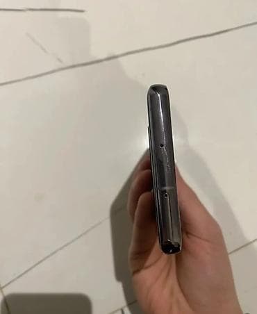 qulaqcıqlar: Məhsul: Smartfon (metal çərçivəli, boz/gümüş ton) Xüsusiyyətlər: - — 2