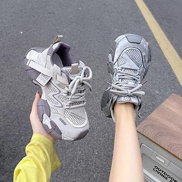 Gümüş-boz rəng palitrasında, iri həcmli (chunky) dizayna sahib uniseks