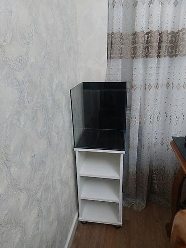 Şüşə akvarium və alt dolabı - Kvadrat formalı, şəffaf şüşədən