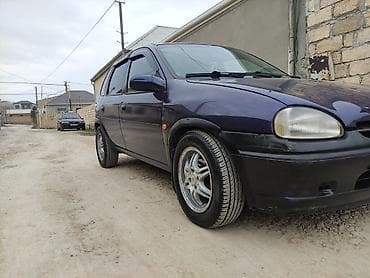 teker 14: Opel Corsa B, 5 qapı, tünd bənövşəyi rəngli hetçbek. Xüsusiyyətlər: - — 2