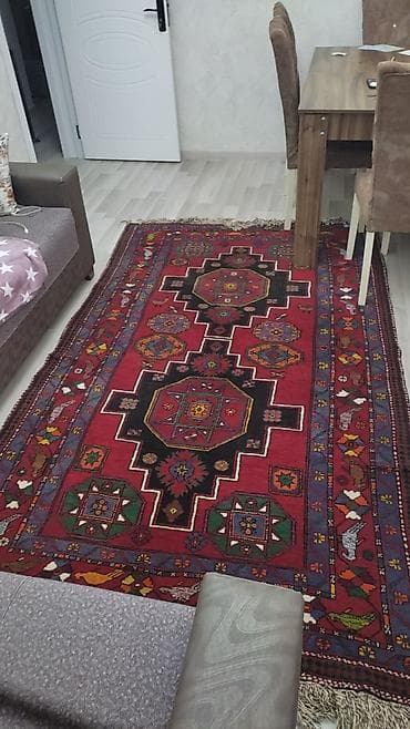 qedimi mebel: Şamaxı bölgəsinə aid əl toxunuşu xalça satılır. Ölçü: 150x260 sm Yaş — 2