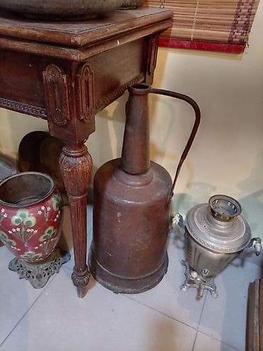 Antik misdən hazırlanmış köhnə su/yağ bidonu və uzun burunlu tökmə