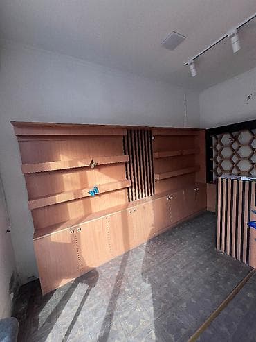 Rəf vitrinləri: Mağaza vitrini və masa satılır. 3 hissədən ibarət mağaza vitrini və — 8