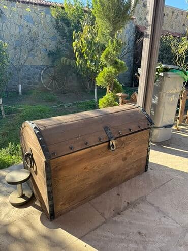 Klassik üslubda böyük taxta sandıq Keyfiyetli taxtadan yığılıb