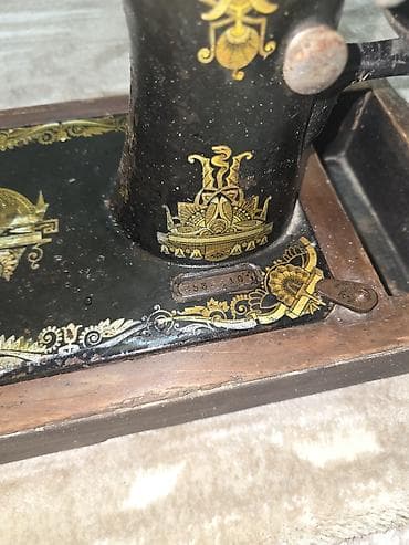 qedimi pullar: Kolleksiyaçılar və dekor həvəskarları üçün köhnə tip əl tikiş maşını — 2