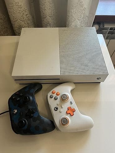 xbox one fat: Ev şəraitində işlənib, qızma, donma, səs problemi yoxdur. 2 pultu var — 1