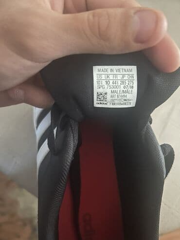 Botinkalar: Adidas brendinin qara rəngli, ağ zolaqlı kişi krossovkaları. Bu — 2