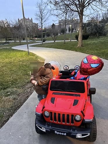 Uşaq üçün elektrik maşınları: 10 yaşa kimi uşaq üçün əlverişli ela veziyyetdedi hem pult hem özü — 1