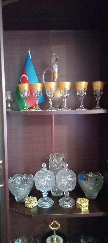 Şüşə və büllur dəstlər – vitrinlik kolleksiya Tərkib: - Qızılı