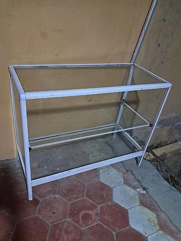 Şüşə vitrin/stend - Material: möhkəm metal karkas, şəffaf şüşə raflar