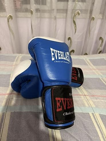 Everlast boks əlcəkləri – 12 oz - Rəng: mavi/ağ - Üzərində “EVERLAST — 1