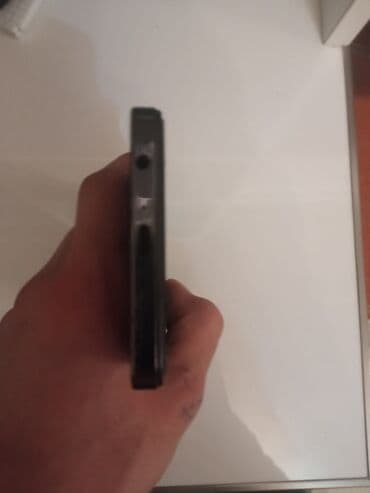 Apple iPhone: Smartfon – arxa tərəfdə böyük kvadrat kamera adası və 3 ədəd dairəvi — 6