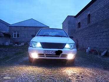 lexus rx 350: Ağ rəngli sedan, şəhərdaxili sürüş üçün praktik və qənaətcil — 4