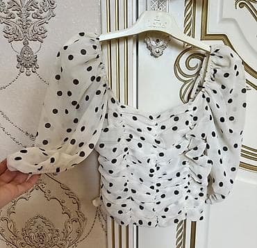 ağlar: Ağ rəngdə qara xallı qadın bluzu. - Model: kvadrat dekolteli — 1