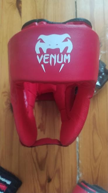 Venum markalı boks/MMA baş qoruyucusu - Rəng: qırmızı, ağ loqo - Üz