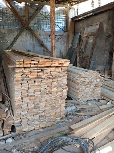 Təzə yonulmuş taxta materialı. İnşaat və ya mebel düzəltmək üçün