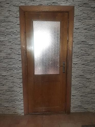 yazda qapi: 5 ədəd qapı və 2 ədəd pəncərə. Əsl taxtadan hazırlanıb. Şüşələri və — 5