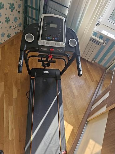 ems trainer: Evdə idman üçün nəzərdə tutulmuş qaçış bandı. Bu cihaz qara rəngdədir — 1