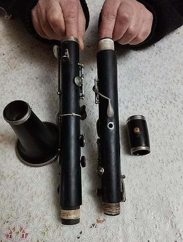 Gitaralar: A Klarnet ( 4 açqi ) taxta Təsvir: - Qara korpus, metal klapan və — 2