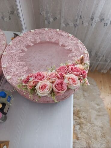 8 mart ucun hediyeler: Çəhrayı rəngdə, zərif güllərlə bəzədilmiş dekorativ səbət. Səbətin — 3