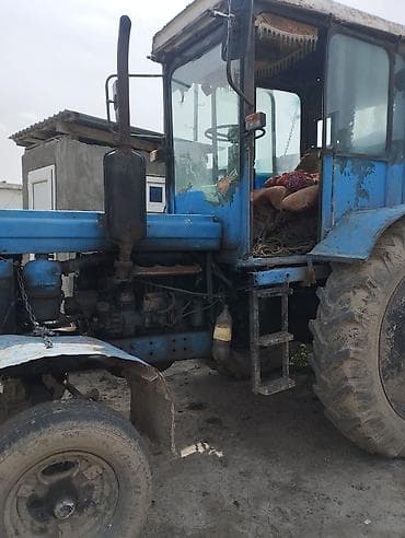 İstehsal avadanlığı: Mavi rəngli MTZ tipli təkərli traktor - Güc aqreqatı: dörd silindrli — 2