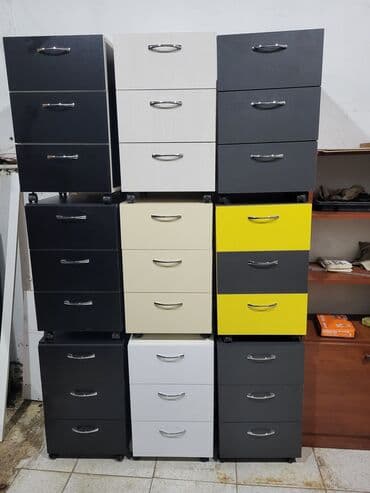 bərbər şkafı: Rəngbərəng dizaynlı, üç çekmeceli ofis dolabları. Bu dolablar — 3