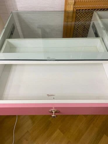 işlənmiş güzgülər: İşlənmiş, Manikür üçün masa, Güzgülü — 5