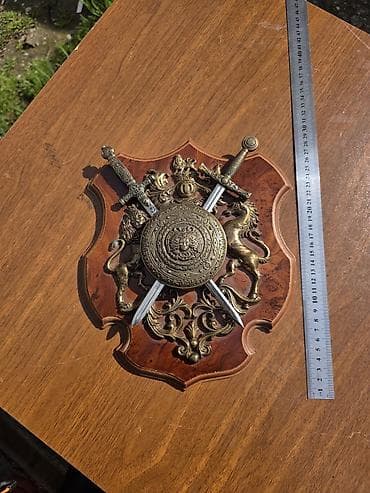 yevro sekilleri: Divar dekoru – dekorativ qalxan və qılınc kompozisiyası - — 3