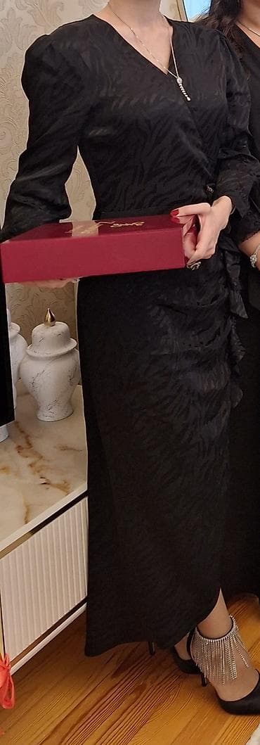 Zərif qara ziyafət/gecə geyimi - Model: Beldən dolayı kəsimli — 2