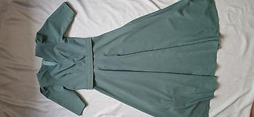 Zərif xanım paltarı – dəniz-yaşıl rəngdə, midi uzunluqda. - Üst