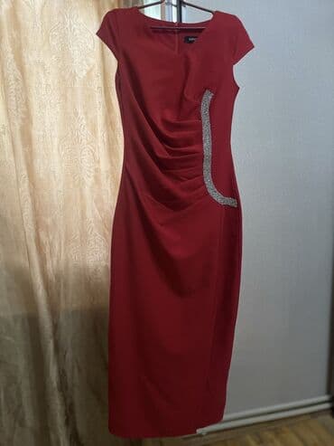 вечерние бордовые платья: Qırmızı zərif ziyafət donu - Model: midi uzunluq, bədənə oturan kəsim — 1