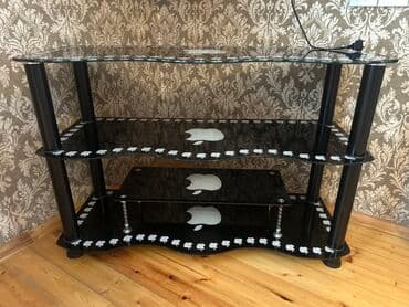 künc rəf: İşlənmiş, Düz TV altlığı, Polkalı, Şüşəli — 3