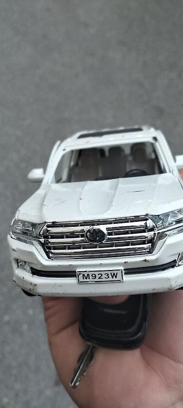 Искусство и коллекционирование: Ağ rəngli metal korpuslu Land Cruiser tipli oyuncaq SUV model maşın — 2