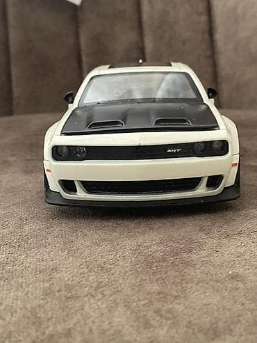 Metal Dodge Challenger SRT - Korpus: ağ rəng, qara kapot və dam — 2