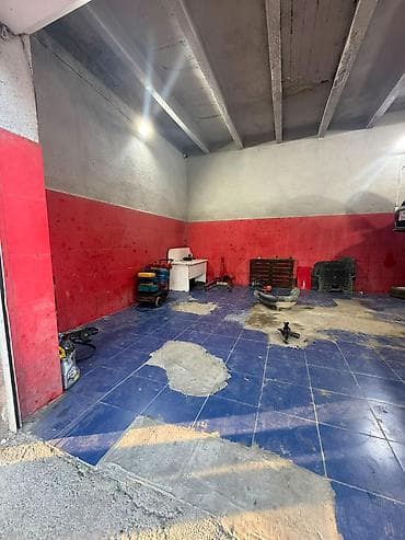 Qarajlar: Şəhərin mərkəzində ( Heyder Eliyev pr. Çinar plazanın yanı)120 m2 — 8